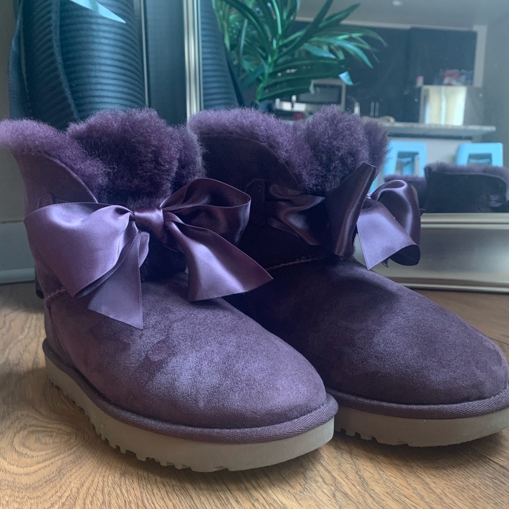 UGG Women’s Gita Bow Leather Mini Boot Port Size 8